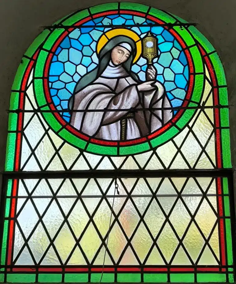 Vitrail de sainte Claire à la chapelle